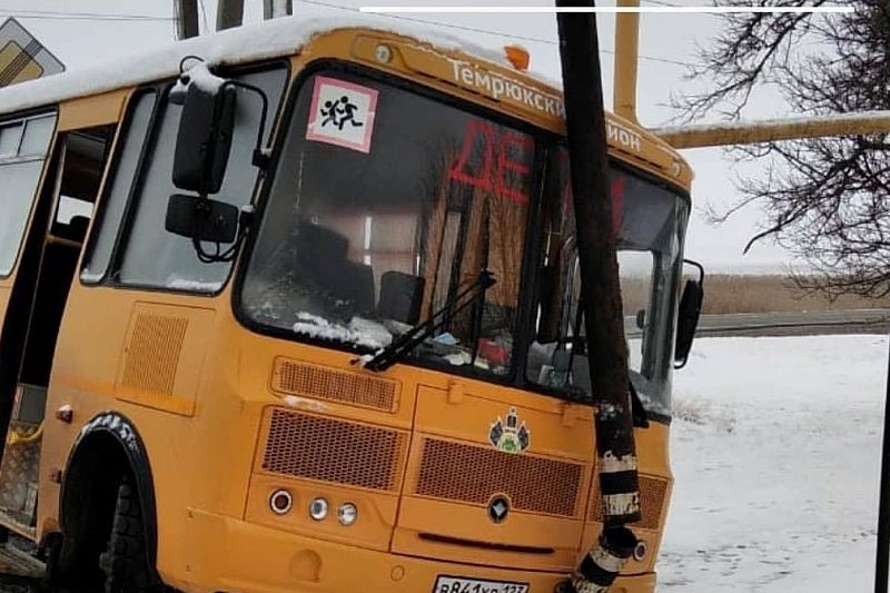 Школьный автобус попал в ДТП на скользком участке дороги