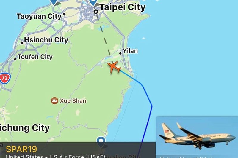 Самолет с Нэнси Пелоси приземлился в аэропорту Тайбэя
