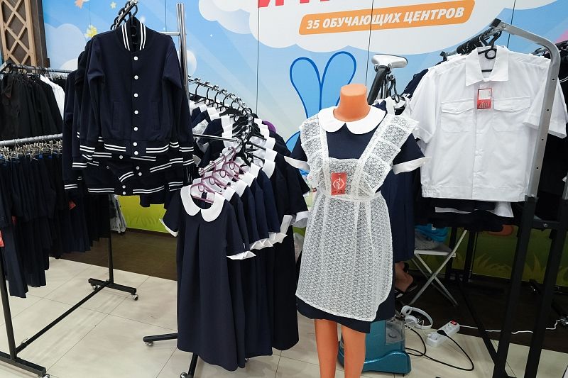 Коллекции одежды для учеников выставили девять предприятий легпрома, в их числе победители конкурса в области качества «Сделано на Кубани».