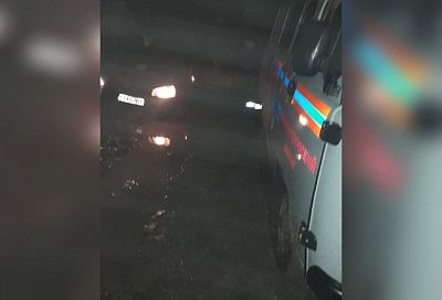 В Краснодарском крае спасатели вытащили машину, застрявшую в яме на размытой дороге
