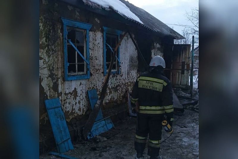 Сотрудники МЧС потушили горящий дом