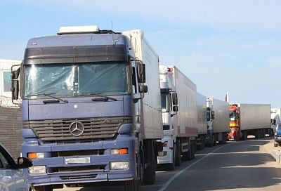 Более 700 грузовиков ожидают в Темрюкском районе переправы через Керченский пролив