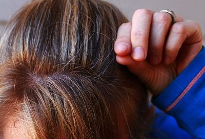 Женщины оценят: три самых надежных способа замаскировать седину, не окрашивая при этом волосы
