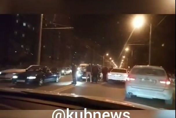 В Краснодаре на ул. Дзержинского столкнулись несколько машин