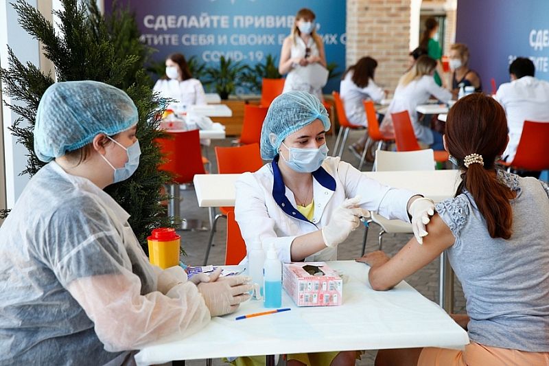 Вице-губернатор Анна Минькова посетила пункты вакцинации от коронавируса в Краснодаре