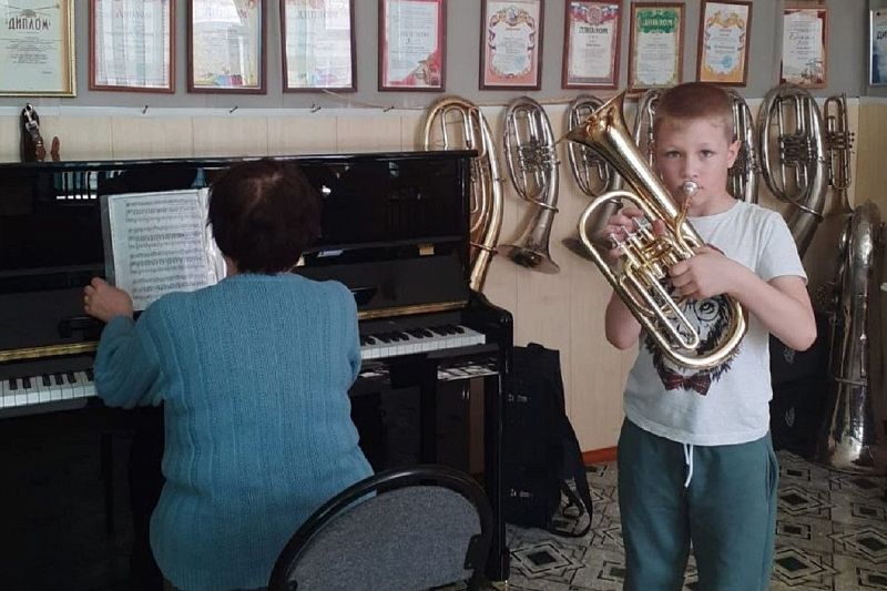 Музыкальные школы в Абинском и Динском районах получили новые инструменты