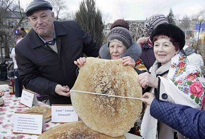 Срочно кормим маму блинами: россиянам напомнили, как провести пятый день Масленицы
