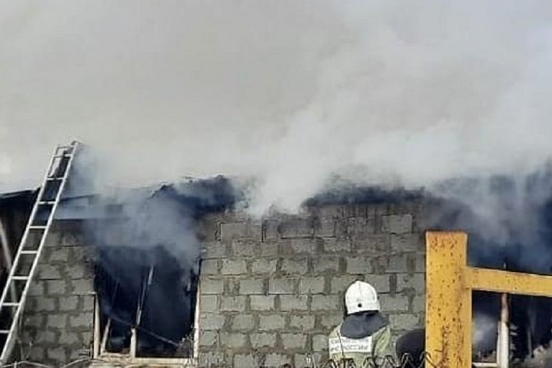 Сотрудники МЧС потушили крышу горящего дома на площади 80 кв. м