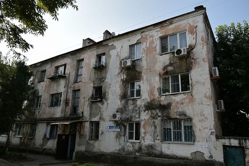 Самый большой аварийный дом начали расселять в Краснодаре