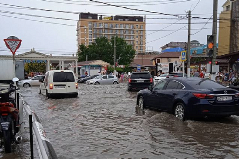 Улицы превратились в реки: курортный поселок под Анапой снова подтопило после сильного ливня