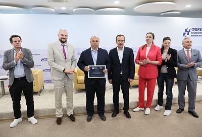 Вениамин Кондратьев наградил победителей конкурса-премии региональной журналистики имени Бориса Максудова