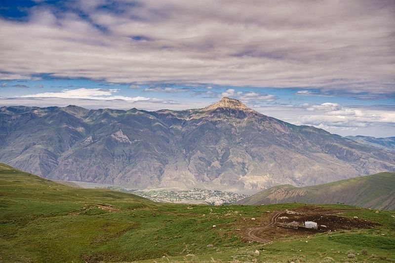 Шалбуздаг – гора в Докузпаринском районе Дагестана, высотой 4142 метра над уровнем моря.