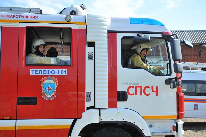 Сотрудники МЧС потушили загоревшуюся на дороге иномарку