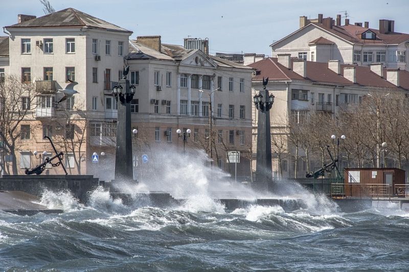 Норд-ост набирает обороты: ураган обрушится на Новороссийск в ближайшие часы