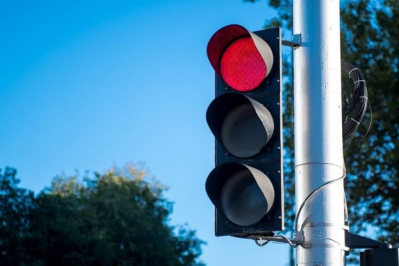 Оживленные перекрестки Краснодара оснащают светофорами со светодиодными опорами