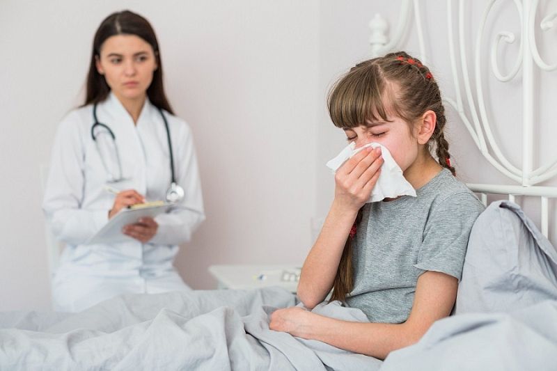 Звоните доктору: педиатр перечислила самые опасные симптомы простуды у детей, которые нельзя игнорировать