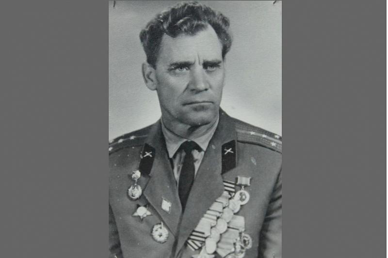 Коренной армавирец краевед Е. М. Иванов совершил подвиг разведчика: будучи бойцом Красной Армии, он проник в занятый фашистами родной город и передавал важные сведения своим. 