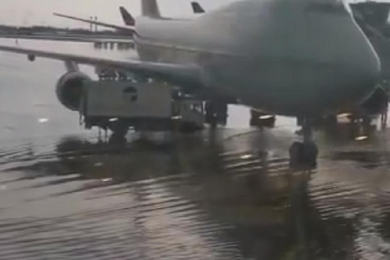 Около 20 авиарейсов задержаны и перенаправлены из-за сильного ливня в Шереметьево