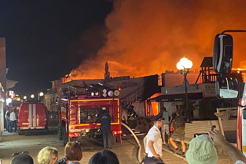 Пожар в кафе на площади 500 кв. метров тушат на набережной в Сочи