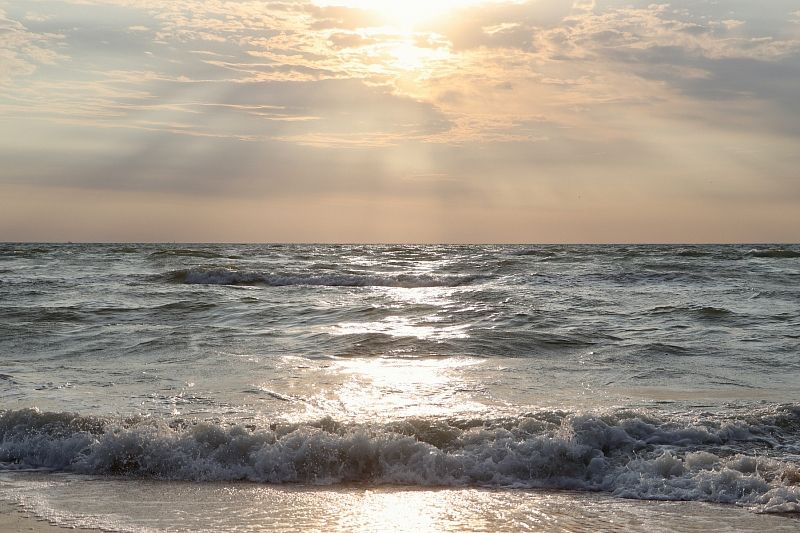 В Азовском море 10-летнюю девочку унесло в море на матрасе. Ее нашли спасатели
