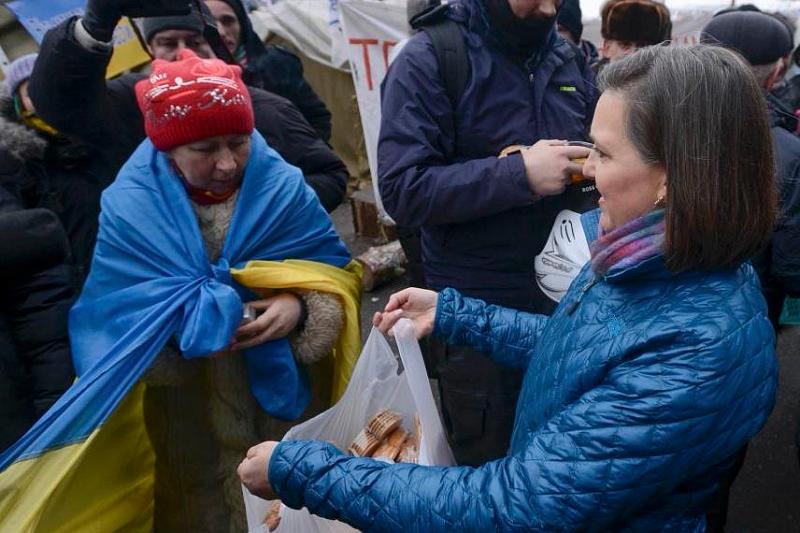 Виктория Нуланд раздает печенье на Майдане Незалежности в Киеве
