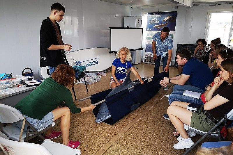 «Дельфа» базируется в небольшом офисе в Имеретинском порту, где проводятся тренинги для волонтеров, хранятся оборудование и медикаменты для оказания помощи китообразным в полевых условиях.