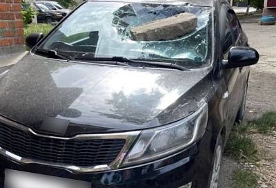 В Майкопе пьяный мужчина бетонным бордюром разбил две иномарки