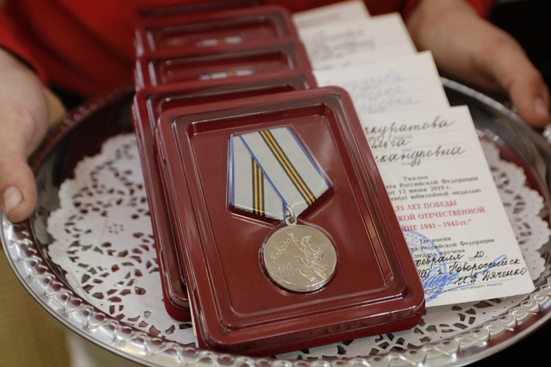 Глава города-героя вручил бывшим малолетним узникам и труженикам тыла памятные медали в канун 75-й годовщины Великой Победы. 