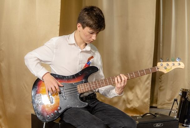 Гитара для звонаря: школа искусств поселка Ильского Северского района получила новые музыкальные инструменты и оборудование