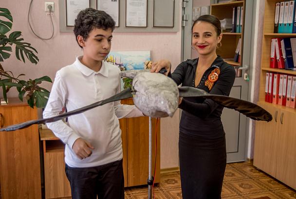 Механического беркута для отпугивания птиц и гидравлическую руку собрали школьники из Усть-Лабинска 