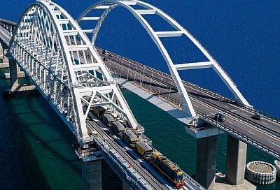 Минтранс предложил перегружать содержимое фур в поезда для перевозки по Крымскому мосту 