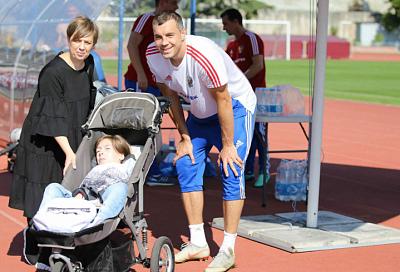 В Сочи футболисты сборной России исполнили мечту тяжелобольной девочки