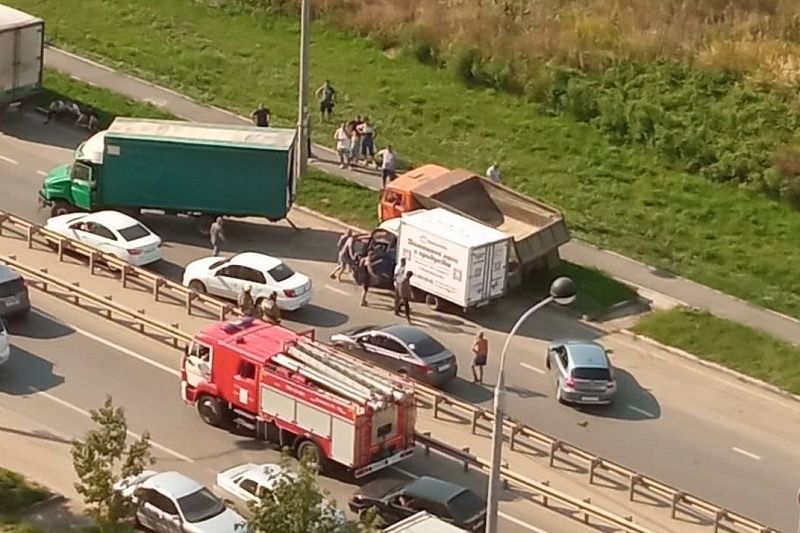 Водитель Hyundai Porter пострадал после столкновения с припаркованным ЗИЛом в Краснодаре