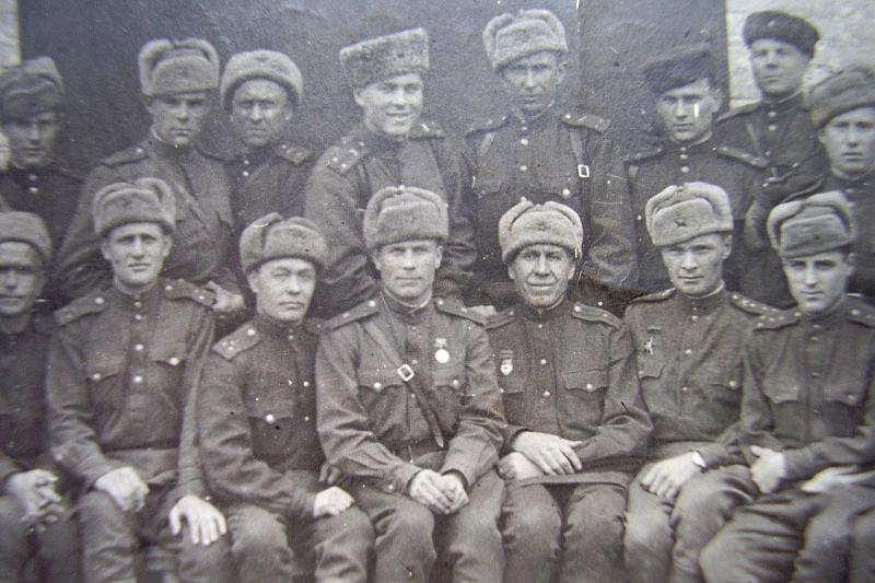 Командный состав 1147-го Кореновского полка. В центре – командир полка майор Михаил Алексеевич Митропольский. Весна 1943 года. 