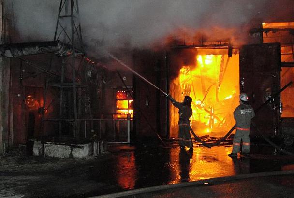 В Краснодарском крае на складе хлебзавода произошел пожар