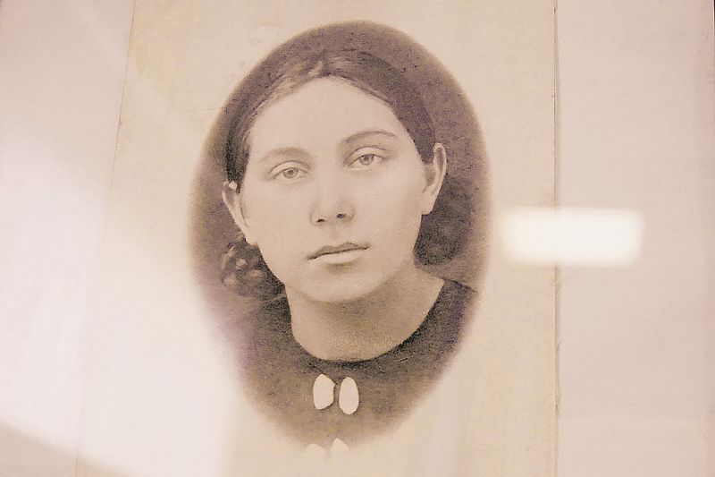 Тамару Шкурину (подругу Дуси Сорокиной) фашистские каратели казнили за то, что она носила красный бант в косе.