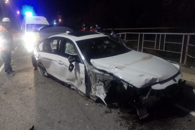 Водитель BMW протаранил ограждение в районе аэропорта. Погиб пассажир иномарки