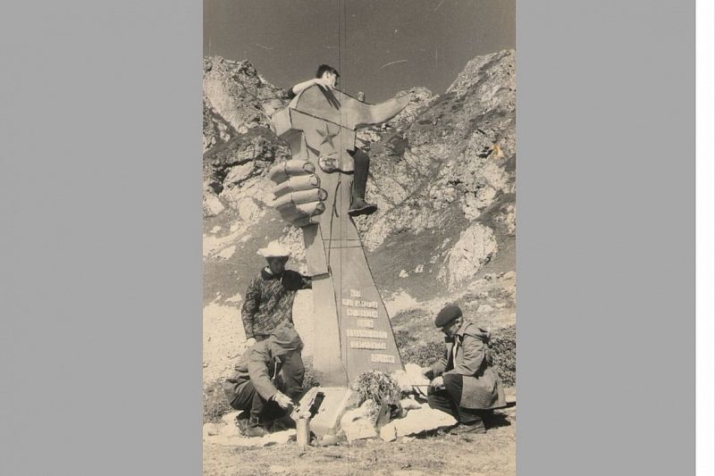 Памятник советским воинам, погибшим в боях за горный перевал Адзапш. Установлен лабинскими школьниками в 1965 году.