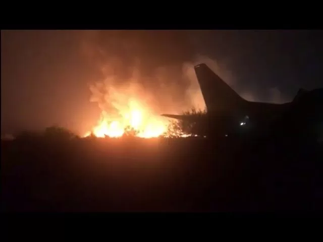 Эвакуация пассажиров после аварийной посадки самолета в Сочи 01.09.2018
