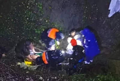 Женщина упала с шестиметрового обрыва под Туапсе