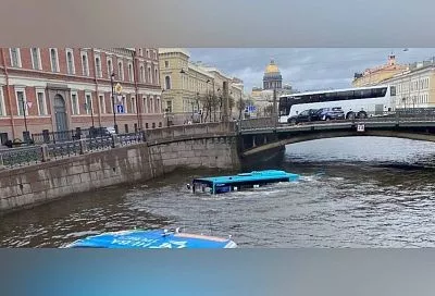 В Петербурге пассажирский автобус упал с моста в реку Мойку. Есть погибшие 