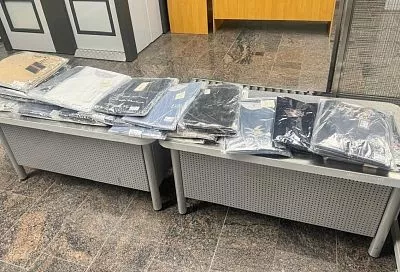 Вез «для себя». В аэропорту Сочи у пассажира из Стамбула изъяли 120 футболок и поло 