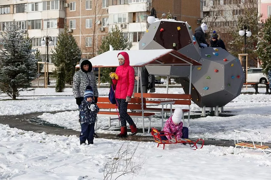 На аллее установлен игровой комплекс «Фрегат» и спортивные площадки.