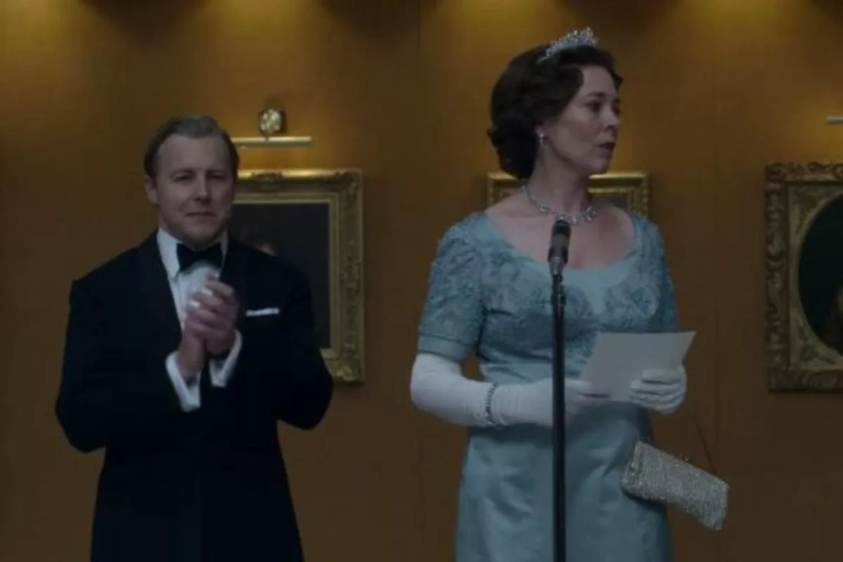 Кадр из сериала «Корона» (The Crown). Энтони Блант рядом с королевской четой. В роли  Бланта актер Сэмюэль Уэст.