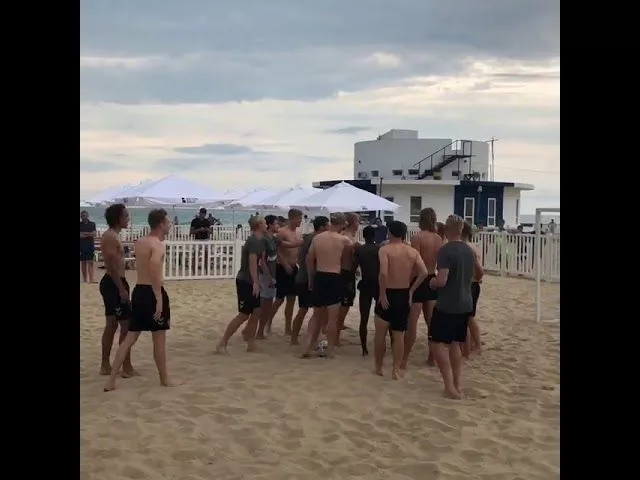 Сборная Дании сыграла на пляже в футбол