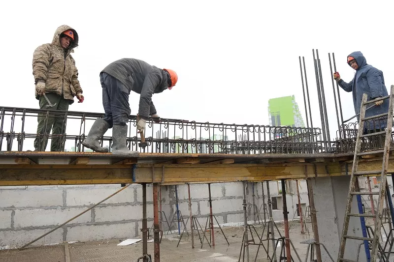 На этой стройке работа кипит без выходных. Ежедневно на смену заступают 60 человек и 10 единиц техники. На этой стройке работа кипит без выходных. Ежедневно на смену заступают 60 человек и 10 единиц техники.