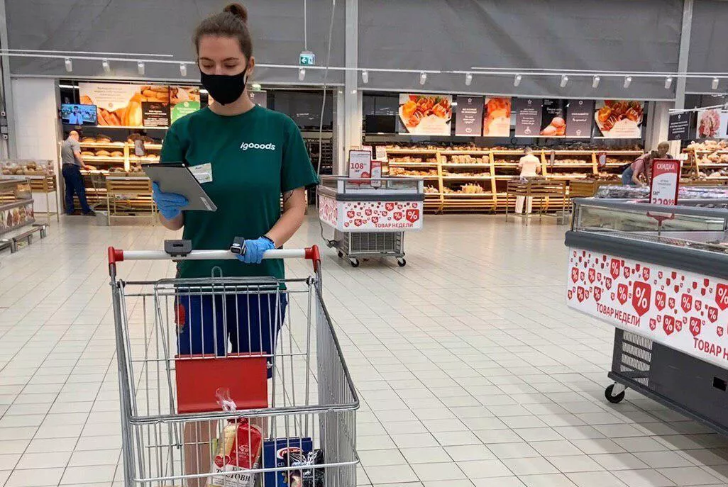 Ваши покупки аккуратно положат в пакеты (много пакетов), а потом упакуют в пластиковые боксы, чтобы ничего не помялось. 