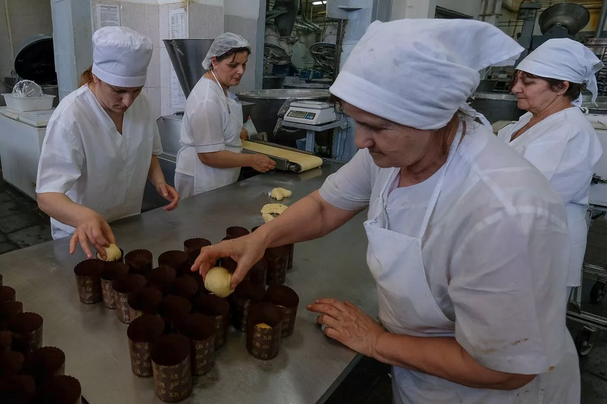 К Пасхе хлебзавод должен отправить на прилавки краснодарских магазинов 100 тысяч куличей.﻿ 