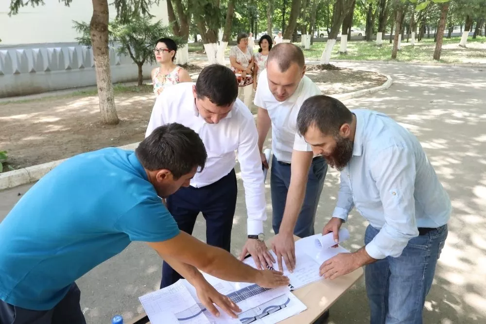 Глава города Евгений Первышов оценил ход работ в СОШ №73 и гимназии №82. Глава города Евгений Первышов оценил ход работ в СОШ №73 и гимназии №82.