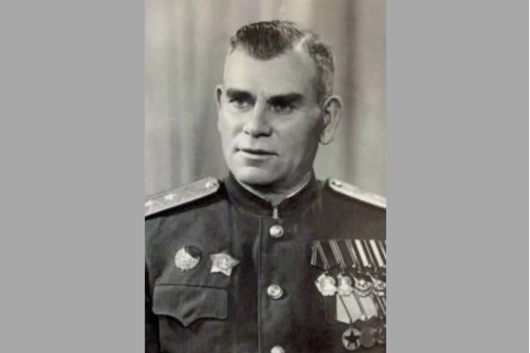 Прославленный командир 11-го гвардейского стрелкового корпуса, который освобождал Кореновский район, почетный гражданин города Кореновска генерал-лейтенант Иван Лукич Хижняк. Еще в Гражданскую войну Иван Хижняк бил белогвардейцев под Кореновском в рядах 1-й Кубанской революционной дивизии. 